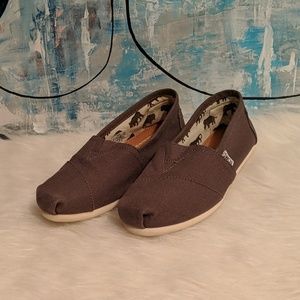 Woman's Tom's Size 6.